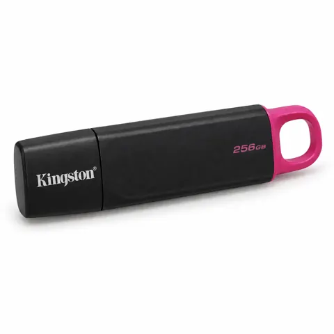 Illustration générée par IA d’une clé USB Kingston DataTraveler Exodia noire, capuchon fermé et anneau rose