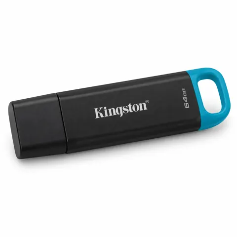 Illustration générée par IA d’une clé USB Kingston DataTraveler Exodia noire, capuchon fermé et anneau sarcelle