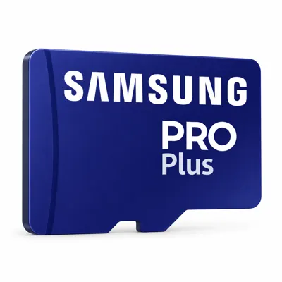 Illustration générée par IA d’une carte microSD Samsung PRO Plus bleue à inscription blanche, sans capacité indiquée, sur fond blanc