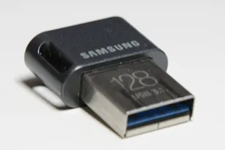 Clé USB Samsung FIT Plus noire, marquage 128 visible sur le connecteur USB-A