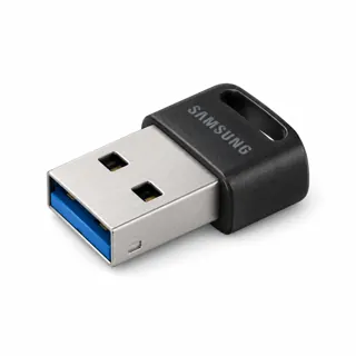 Illustration générée par IA de la clé Samsung FIT Plus noire avec œillet et connecteur USB-A sur fond blanc