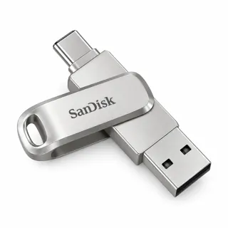 Illustration générée par IA de la clé SanDisk Ultra Dual Drive Luxe argentée, protection pivotante et connecteurs USB-A et USB-C sur fond blanc