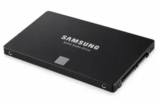 Illustration générée par IA du SSD Samsung 870 EVO, boîtier noir avec connecteurs SATA visibles
