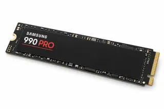 Illustration générée par IA du SSD Samsung 990 PRO, barrette noire sans dissipateur volumineux, connecteur doré visible
