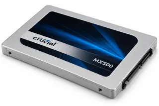 Illustration générée par IA du SSD Crucial MX500 2,5 pouces, boîtier argenté et noir avec connecteurs SATA visibles