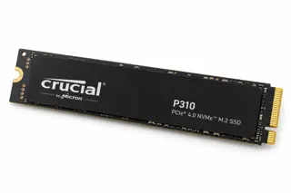 Illustration générée par IA du SSD Crucial P310 2280, barrette noire sans dissipateur volumineux, connecteur doré visible