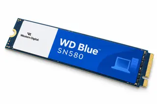 Illustration générée par IA du SSD WD Blue SN580, barrette bleue sans dissipateur volumineux, connecteur doré visible
