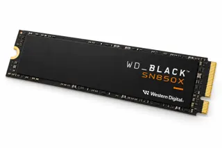 Illustration générée par IA du SSD WD_BLACK SN850X, barrette noire sans dissipateur volumineux, connecteur doré visible
