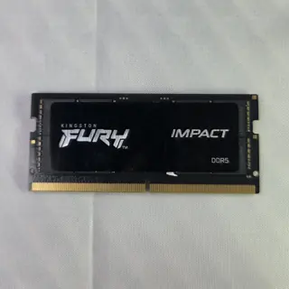 Une des deux barrettes noires du kit Kingston FURY Impact DDR5 KF556S40IBK2-64, face avant et contacts dorés visibles