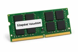 Illustration générée par IA : une barrette Kingston ValueRAM à circuit vert et puces noires, contacts dorés