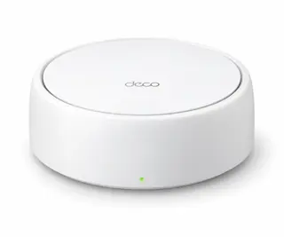 Illustration générée par IA : une borne TP-Link Deco BE25, boîtier rond bas blanc, coffret d’une borne