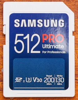 Carte SD Samsung PRO Ultimate blanche à étiquette bleue, marquage 512 visible, photographiée de face