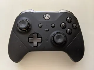 Manette Microsoft Xbox Elite Series 2 noire, vue de face ; accessoires du coffret non représentés