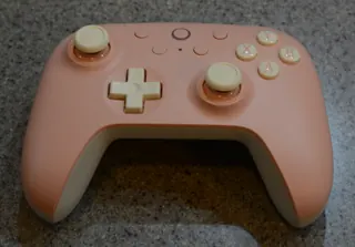 Manette 8BitDo Ultimate 2C Wireless couleur pêche en illustration ; la référence sélectionnée est verte