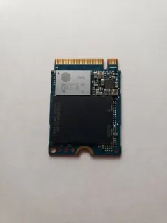 Photo illustrative d’un SSD NVMe M.2 2230 à circuit imprimé noir et composants visibles ; autre référence, pas la photo exacte de WD_BLACK WDBDNH0020BBK-WRSN ; aucune capacité, vitesse ou fonction déduite du visuel