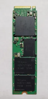 Photo illustrative d’un SSD NVMe M.2 2280 à circuit imprimé vert et composants visibles ; autre référence, pas la photo exacte de Samsung MZ-VAP8T0BW ; aucune capacité, vitesse ou fonction déduite du visuel