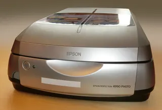 Ancien scanner à plat Epson gris fermé, vue de face ; photo illustrative, pas la photo exacte de Epson DS-1730