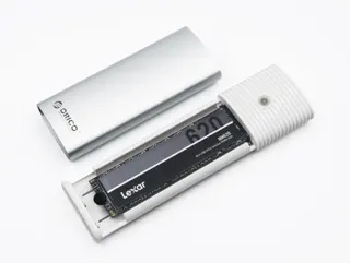 Boîtier Orico argenté ouvert avec SSD Lexar visible ; photo illustrative, pas la photo exacte de StarTech.com S251BMU313 ; SSD non fourni avec la référence sélectionnée