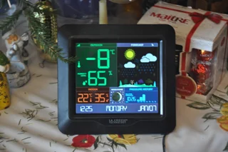 Console météo La Crosse S84107 à écran couleur posée sur une table ; photo illustrative, pas le modèle exact La Crosse Technology WS6304-BLA, trois sondes ni preuve des capteurs fournis