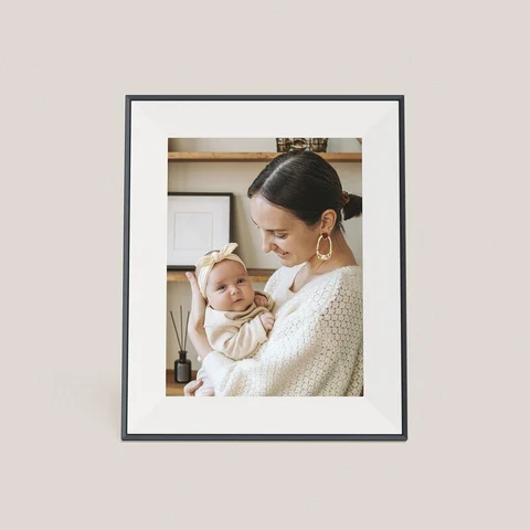 Cadre photo numérique Aura Aspen affichant un portrait de famille