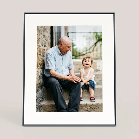 Cadre photo numérique Aura Walden affichant un portrait de famille