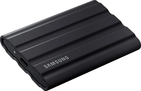 SSD portable Samsung T7 Shield noir au boîtier rainuré
