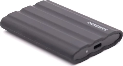 SSD portable Samsung T7 Shield noir au boîtier rainuré