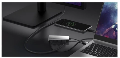 Hub Belkin AVC006 relié à un ordinateur portable sur un bureau