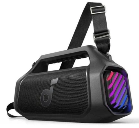 Soundcore Boom 2 Plus noire, vue de trois quarts avec bandoulière et éclairage latéral
