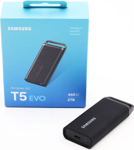 SSD Samsung T5 EVO noir avec sa boîte, vus de trois quarts