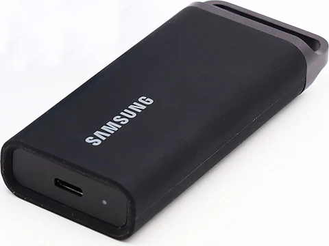 SSD Samsung T5 EVO noir, vue de trois quarts montrant le connecteur USB-C