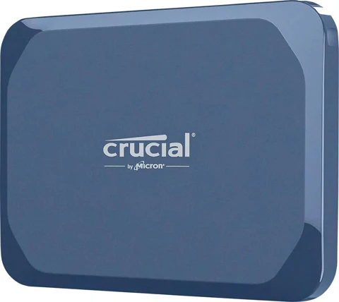 SSD Crucial X10 bleu mat, vue de trois quarts montrant sa face et ses bords