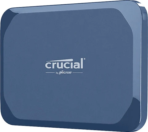SSD Crucial X10 bleu mat, vue de trois quarts montrant sa face et ses bords