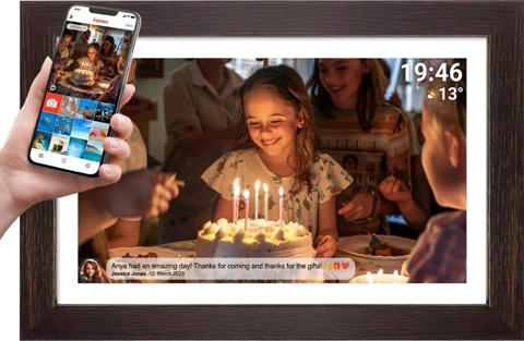 Cadre photo Denver PFF-1543DW à bordure bois foncé, affichant une photo d’anniversaire