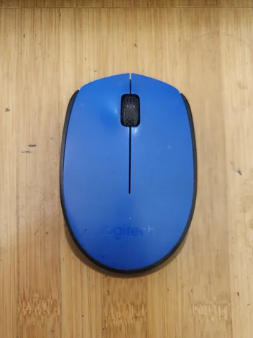 Souris Logitech M171 bleue et noire vue du dessus sur une surface en bois