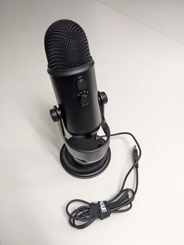 Microphone Blue Yeti Blackout vu de dos sur son pied, commandes de gain et de directivité visibles